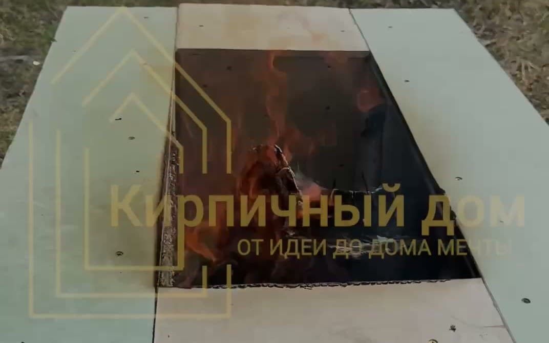 Мангал, собранный из СИП-панелей: внутри короба горит открытый огонь, сама панель не вспыхивает