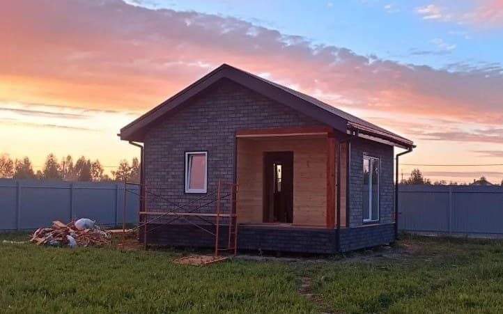 Компактный дом MINI 56 на участке заказчиков вечером, Новосибирская область